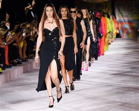 stage modello versace|versace spring 2022.